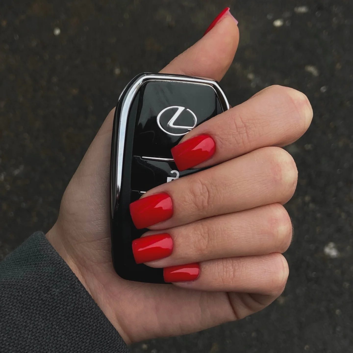 Маникюр и педикюр 12