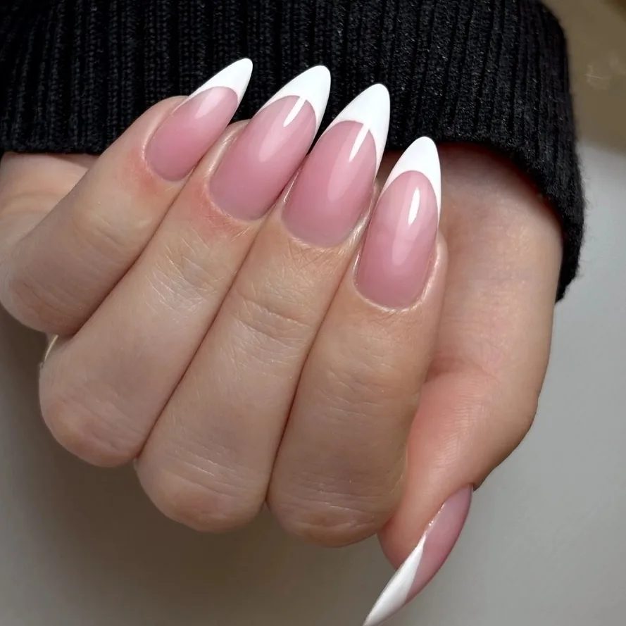 Маникюр и педикюр 35