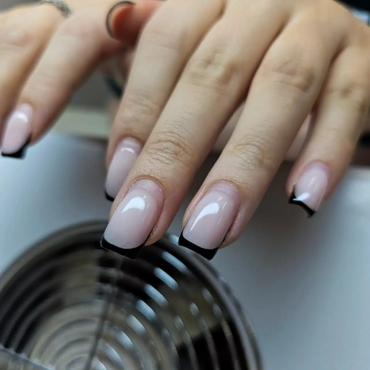 Маникюр и педикюр 37