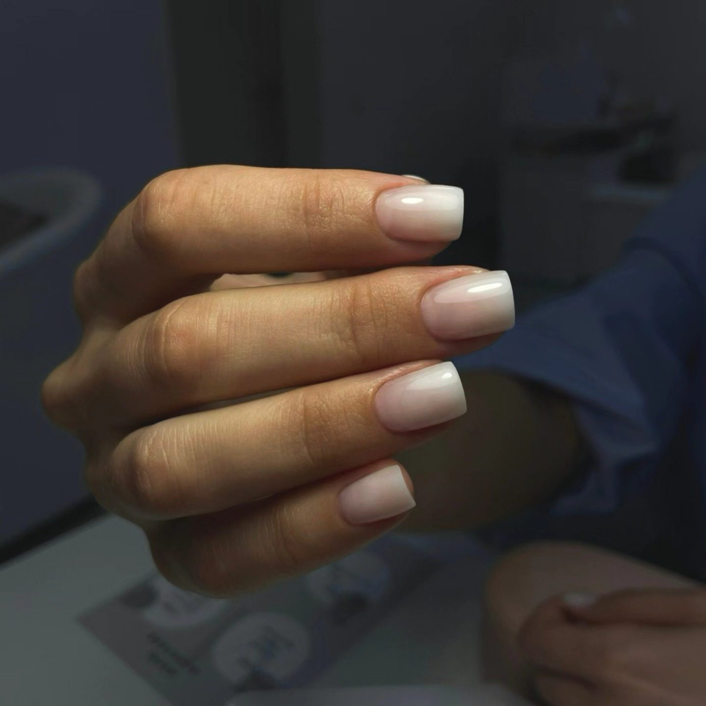 Маникюр и педикюр 52