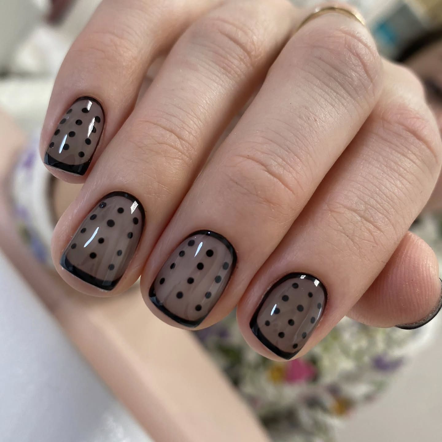 Маникюр и педикюр 56