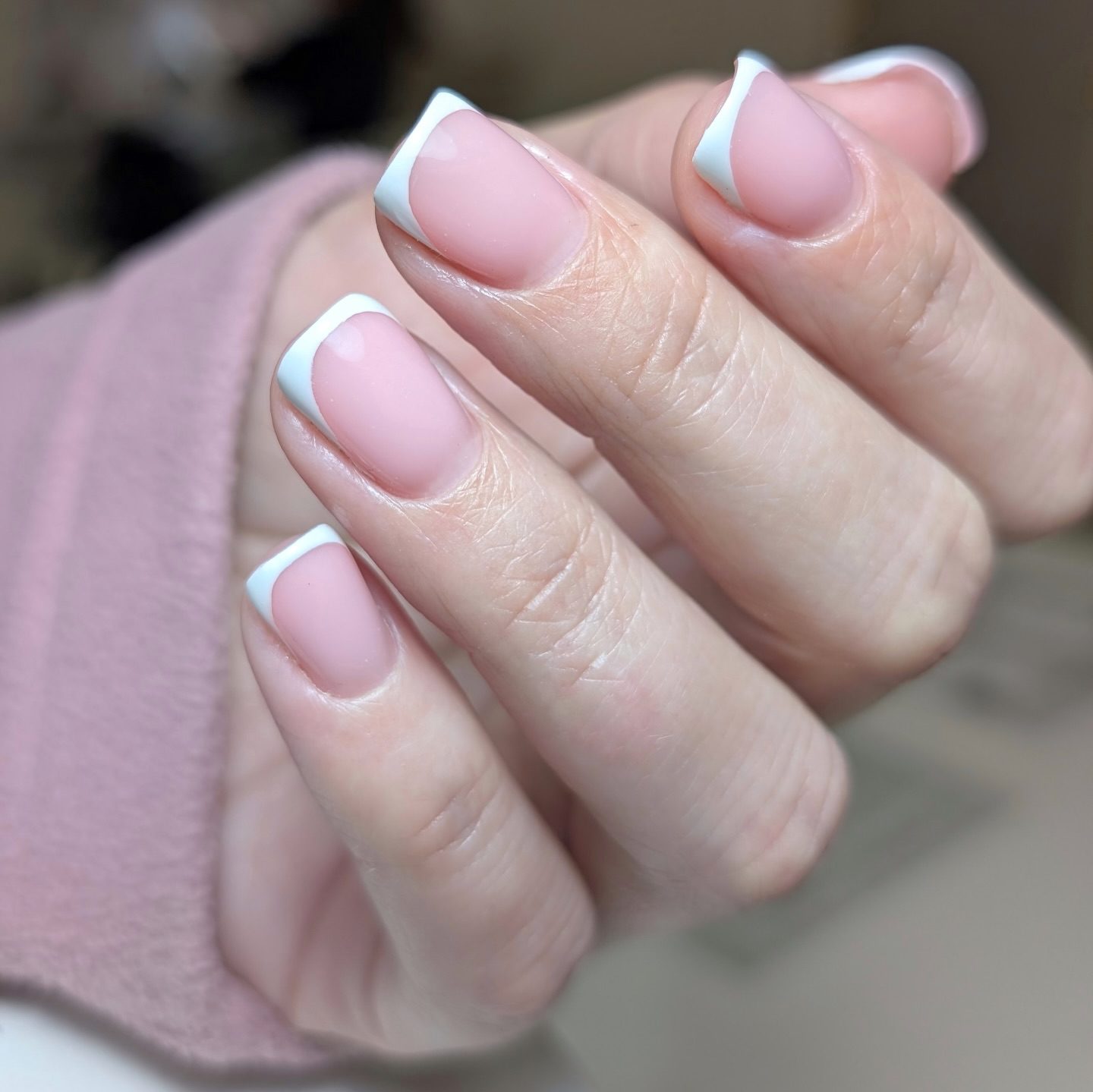 Маникюр и педикюр 61